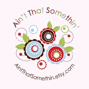 K&ouml;nnte beinhalten: Ein farbenfrohes Logo mit dem Text "Ain't That Somethin' Ain'tThatSomethin.etsy.com" in einem Kreis. Das Logo zeigt stilisierte Blumen in den Farben Rot, Blau, Gr&uuml;n und Braun.