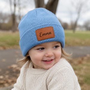 Berretto personalizzato per bambini, cappello in maglia con nome personalizzato e toppa in pelle incisa al laser, cappello invernale per neonati, regalo per bambini, pensierino per la calza di Natale