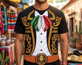 以下が含まれることがあります： マリアッチ・チャロのスーツのデザインがプリントされた黒の半袖Tシャツ。グラフィックには、黒いボタンが付いた白いシャツのフロント、緑・白・赤の蝶ネクタイ、金色の刺繍パターン、中央の円形エンブレムが描かれています。