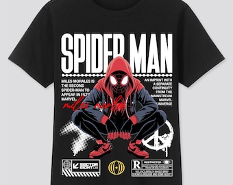 以下が含まれることがあります： しゃがんだポーズのマイルス・モラレス版スパイダーマンのグラフィックが描かれた黒の半袖Tシャツ。「SPIDER MAN」、「MILES MORALES IS THE SECOND SPIDER-MAN TO APPEAR IN ULTIMATE MARVEL」、「RESTRICTED」というテキストがデザインに含まれています。