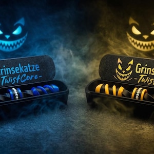 Könnte beinhalten: Zwei schwarze Etuis mit dem Text "Grinsekatze - Twist Core" und einem Katzenkopf-Logo. Ein Etui enthält ein blau-schwarzes Spiralobjekt, das andere ein gelb-schwarzes Spiralobjekt. Der Hintergrund hat einen Blau-Gelb-Verlauf mit Katzenkopf-Silhouetten.