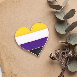 Pin esmaltado de corazón del orgullo no binario | Pin para solapa y mochila LGBTQ+ | Regalo para amigos no binarios | Accesorio de aleación con mensaje de orgullo