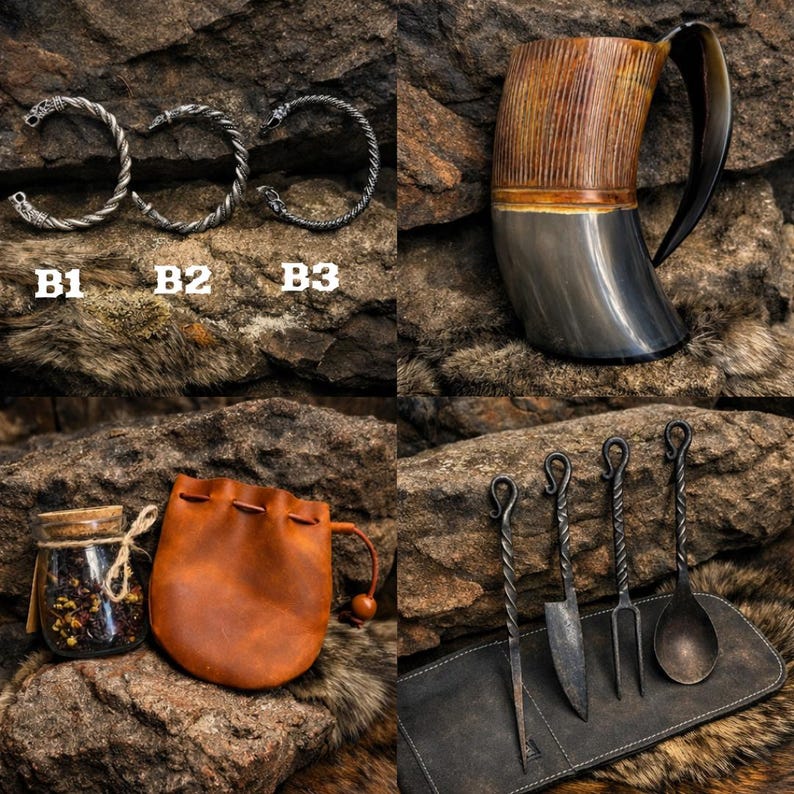 K&ouml;nnte beinhalten: Eine Sammlung von Gegenst&auml;nden, darunter drei gedrehte Metallarmb&auml;nder mit der Beschriftung B1, B2 und B3, ein gro&szlig;er Trinkbecher aus Horn, ein kleines Glas mit getrockneten Kr&auml;utern, ein brauner Lederbeutel und vier geschmiedete Metallbestecke.