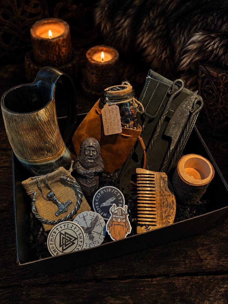 Viking Gift Box - Horn Mug, Norse God Figurine, Ancient Style Utensils | Norse Mythology Gift for Him & Her Bild 1