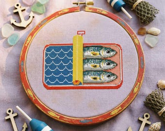 Patrón de punto de cruz de lata de sardinas: Pescado enlatado retro bordado para cocina costera (PDF)