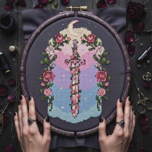 Może przedstawiać: Zestaw trzech ceramicznych kubków z nakrapianym, matowym wykończeniem. Kubki są w odcieniach kremu, jasnego brązu i ciemnego brązu. Każdy kubek ma prosty, minimalistyczny design.