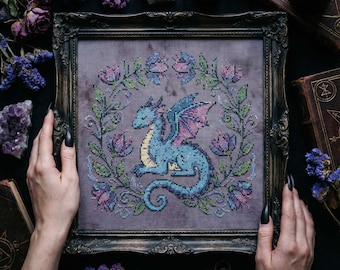 花柄ドラゴンのクロスステッチパターン：エレガントなファンタジードラゴンリース刺繍（PDF）