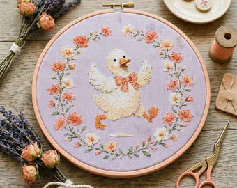 ベビーダックのクロスステッチパターン：春の花輪コテージコア刺繍（PDF）