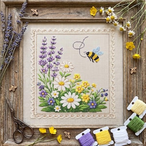 Puede incluir: Un bordado de punto de cruz enmarcado con un diseño de abeja y flores. La obra de arte muestra una abeja con rayas amarillas y negras, rodeada de lavanda, margaritas y otras flores silvestres. El marco es de madera y el bordado está sobre una tela beige.