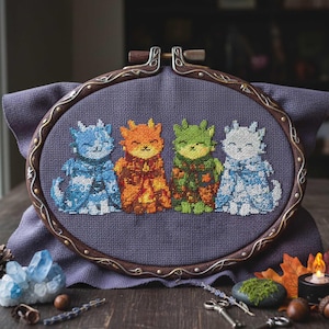 Könnte beinhalten: Kreuzstich-Stickerei mit vier drachenartigen Kreaturen in einem Holzreifen. Die Drachen sind blau, orange, grün und weiß, jeweils mit einzigartigen Details. Der Hintergrund ist ein gedämpfter violetter Stoff.