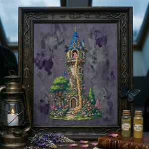 Könnte beinhalten: Gerahmtes Kreuzstich-Kunstwerk, das einen Märchen-Turm mit blauem Dach zeigt, umgeben von rosa Blumen und Schmetterlingen. Ein langes goldenes Haar hängt aus dem Turmfenster. Der Rahmen ist aus dunklem Holz mit dekorativen Schnitzereien.