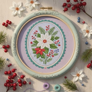 Könnte beinhalten: Eine Kreuzstich-Stickerei in einem runden, hellgrünen Rahmen. Das Design zeigt einen Weihnachtsstern und andere festliche Blätter in Rot, Weiß und Grün. Der Hintergrund ist helllila. Dekorative Elemente sind Beeren und Blumen.