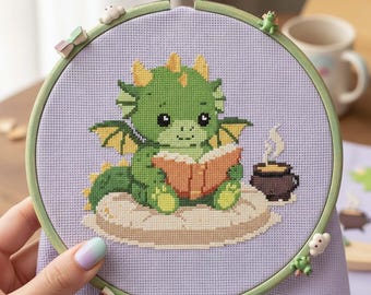 ベビードラゴンのクロスステッチパターン：かわいい読書ドラゴンの刺繍（PDF）
