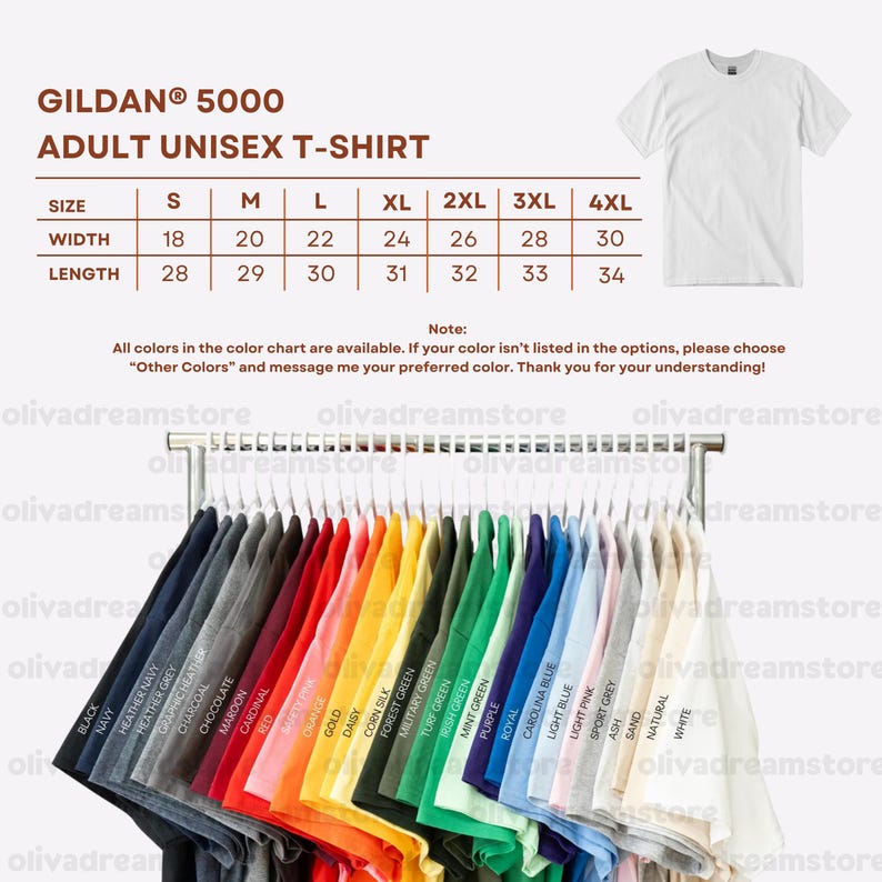 Puede incluir: Exhibici&oacute;n de camisetas unisex para adultos Gildan 5000 en varios colores, colgadas en una percha. La imagen incluye una tabla de tallas con anchos de 45,7 a 76,2 cm y largos de 71,1 a 86,4 cm. Se muestra una camiseta blanca.