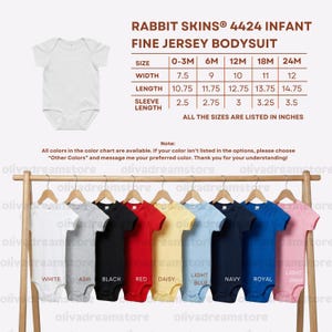 Puede incluir: Exhibici&oacute;n de bodies para beb&eacute;s en varios colores, incluyendo blanco, gris, negro, rojo, amarillo, azul claro, azul marino, azul real y rosa claro. La imagen incluye una tabla de tallas con medidas en pulgadas para tallas de 0-3M a 24M. El texto dice "RABBIT SKINS&reg; 4424 INFANT FINE JERSEY BODYSUIT."