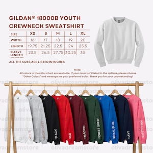 Puede incluir: Sudadera de cuello redondo juvenil Gildan 18000B blanca. La imagen tambi&eacute;n muestra una tabla de tallas con medidas en pulgadas y una carta de colores con opciones como blanco, gris deportivo, negro, rojo, granate, verde bosque, azul real, marino y rosa de seguridad.