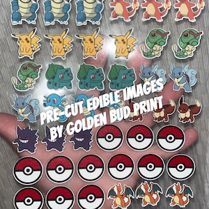 Puede incluir: Imágenes comestibles precortadas con varios personajes de Pokémon, como Pikachu y Charmander. Las imágenes están dispuestas sobre una lámina transparente, con el texto "PRE-CUT EDIBLE IMAGES BY GOLDEN BUD PRINT".
