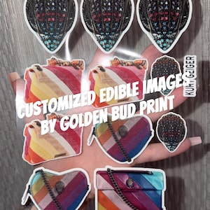 Pode incluir: Uma coleção de autocolantes coloridos com vários designs, incluindo formas semelhantes a pavões, bolos em camadas e malas. Os autocolantes apresentam o texto "CUSTOMIZED EDIBLE IMAGES BY GOLDEN BUD PRINT" e "KURT GEIGER".