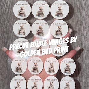 Peut inclure: Images comestibles prédécoupées avec un motif aquarelle. Chaque autocollant rond représente un ours en peluche sur des livres, avec le texte "A New Chapter Will Begin". Le texte "Precut Edible Images by Golden Bud Print" est également visible.