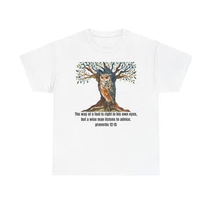 木にとまるフクロウと箴言12章15節のTシャツ｜聖句Tシャツ