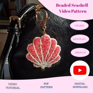 Op de afbeelding: Een kralen schelpbedel met roze en witte kraaltjes en een enkele witte parel aan de basis, bevestigd aan een goudkleurige karabijnsluiting. De tekst luidt Beaded Seashell Video Pattern, Charm, Keychain, Brooch, Video Tutorial, PDF Pattern, Digital Download.