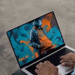 Może przedstawiać: Laptop wyświetla cyfrowe dzieło sztuki przedstawiające postać przypominającą kota w niebieskiej kurtce i pomarańczowej bluzie z kapturem, na tle niebiesko-pomarańczowej grafiki w stylu graffiti. Na ekranie widoczny jest tekst "Get it!".