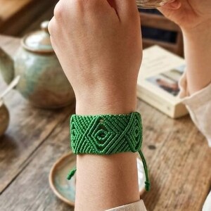 Unisex Adjustable Macramé Bracelet – Green Pattern – Handmade Boho Jewelry