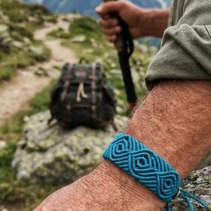 Bracciale unisex regolabile in macramè – Motivo blu – Gioielli boho fatti a mano