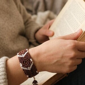 Unisex Adjustable Macramé Bracelet – Brown and White Pattern – Handmade Boho Jewelry