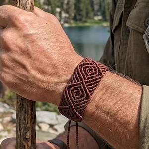 Pulseira unissex ajustável em macramê – Estampa geométrica marrom – Joia boho feita à mão
