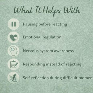 Pode incluir: Fundo verde claro com o texto "What It Helps With" em fonte cursiva. Cinco marcadores com &iacute;cones e descri&ccedil;&otilde;es: pausar antes de reagir, regula&ccedil;&atilde;o emocional, consci&ecirc;ncia do sistema nervoso, responder em vez de reagir e autorreflex&atilde;o.