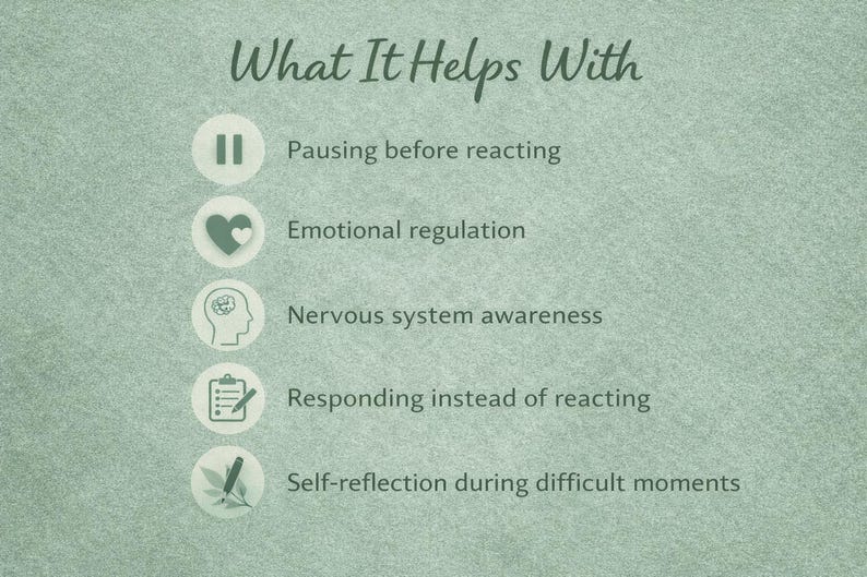 Pode incluir: Fundo verde claro com o texto "What It Helps With" em fonte cursiva. Cinco marcadores com &iacute;cones e descri&ccedil;&otilde;es: pausar antes de reagir, regula&ccedil;&atilde;o emocional, consci&ecirc;ncia do sistema nervoso, responder em vez de reagir e autorreflex&atilde;o.