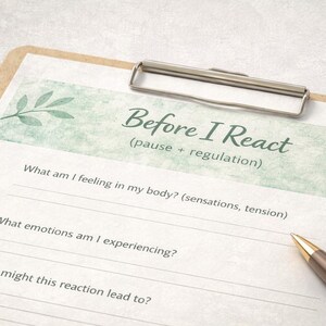 Pode incluir: Uma prancheta com uma folha de trabalho impressa intitulada "Before I React" com sugest&otilde;es para autorreflex&atilde;o. Uma caneta com ponta dourada repousa sobre o papel. A parte superior da prancheta tem um clipe prateado.