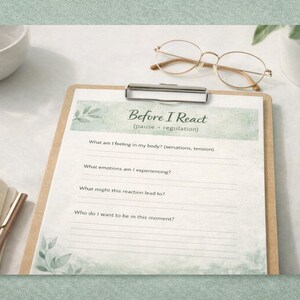 Pode incluir: Uma prancheta com uma folha de trabalho impressa intitulada "Before I React" com sugest&otilde;es para autorreflex&atilde;o. A folha de trabalho &eacute; decorada com elementos bot&acirc;nicos em aquarela. Um par de &oacute;culos redondos repousa sobre a prancheta.