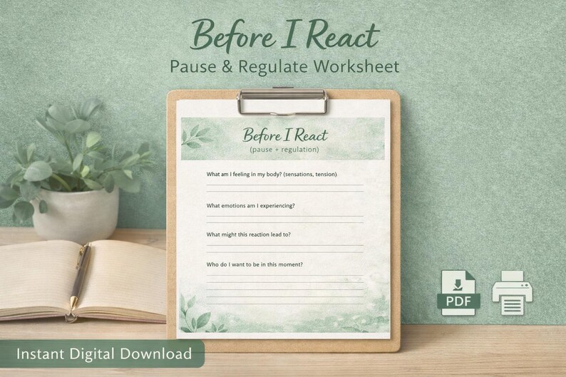Pode incluir: Uma prancheta com uma folha de trabalho intitulada "Before I React" com sugest&otilde;es para autorreflex&atilde;o. A folha de trabalho tem um design em aquarela com folhas verdes. As palavras "Pause & Regulate Worksheet" est&atilde;o acima da folha de trabalho.