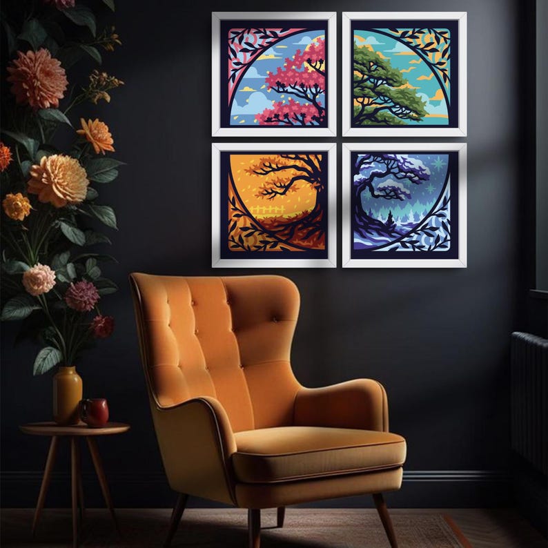 Puede incluir: Cuatro impresiones art&iacute;sticas enmarcadas que representan &aacute;rboles estilizados en diferentes estaciones. Las impresiones est&aacute;n en marcos blancos y cuelgan de una pared gris oscuro. Debajo de la obra hay un sill&oacute;n naranja.