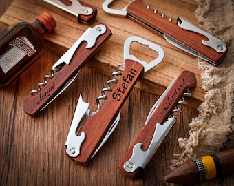 Abridores de botellas de madera personalizados: personalizables con grabado, ideales como regalos para padrinos de boda y accesorios de bar.