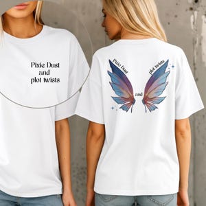 Könnte beinhalten: Ein weißes kurzärmeliges T-Shirt mit dem schwarzen Text Pixie Dust and plot twists auf der Vorderseite. Die Rückseite zeigt eine Grafik von zwei schillernden blauen und violetten Feenflügeln mit dem Text Pixie Dust and plot twists und kleinen Sternen.