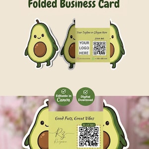 Op de afbeelding: Gevouwen visitekaartjes met een schattig avocado thema. Het ontwerp toont cartoon avocado's met lachende gezichten. De kaarten bieden ruimte voor een logo, slogan en contactgegevens, inclusief een QR-code en telefoonnummer. De tekst "Good Fats, Great Vibes" is ook opgenomen.