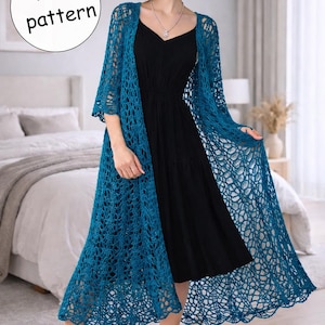 Può includere: Una donna indossa un abito nero con un lungo cardigan all'uncinetto color turchese. Il cardigan è a trama aperta con maniche a tre quarti. L'immagine include il testo "4 in 1 pattern".