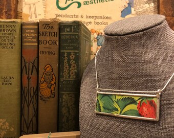 Colgante de collar de tiempo de fresa (doble cara) hecho de libros vintage