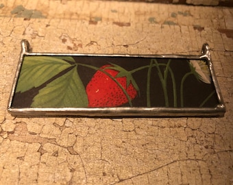 Colgante de diccionario de fresas (doble cara) hecho de libros vintage