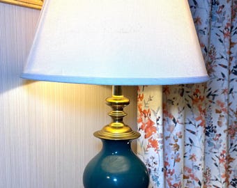 Lampa stołowa z ceramiki w kolorze starego mosiądzu i zielonej zieleni, podstawa urny w stylu Hollywood Regency Stiffel