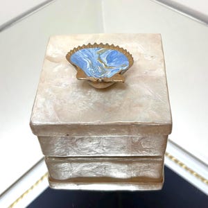 Caja de baratijas vintage de concha de capiz con tapa de latón y detalles en esmalte azul – Decoración costera