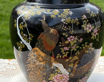 Vase vintage en laque noire, paons peints à la main et motif floral, style urne en vermeil