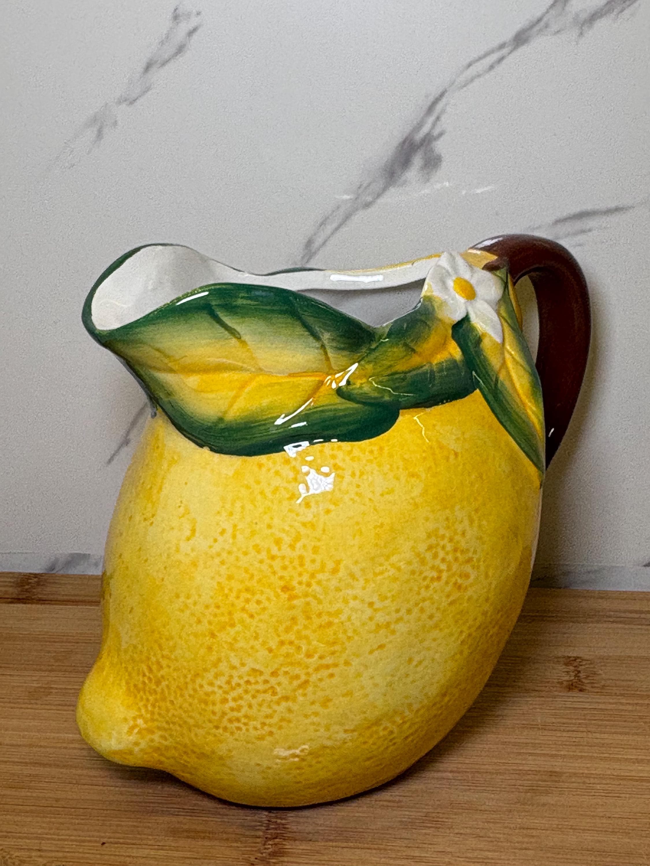 Ancien pichet citrons en barbotine