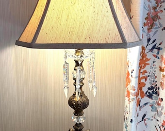 Lampada vintage con prisma di cristallo, ottone decorato, base in marmo, stile Hollywood Regency (senza paralume)