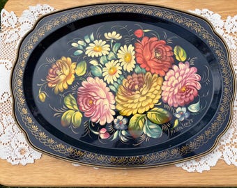 Stara rosyjska taca Zhostovo malowana ręcznie na kwiaty, sygnowana przez artystę, lakierowana na czarno, złocona, owalna, 30 x 40 cm, dekoracja do domku