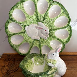 Puede incluir: Un juego de tres tazas de cerámica con un acabado mate moteado. Las tazas son en tonos crema, gris claro y gris oscuro. Cada taza tiene un diseño simple y minimalista, perfecto para café o té.