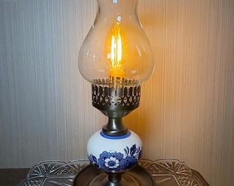 Lampada vintage in ceramica blu con motivo floreale, paralume in vetro a forma di uragano, illuminazione d'accento in stile Delft.